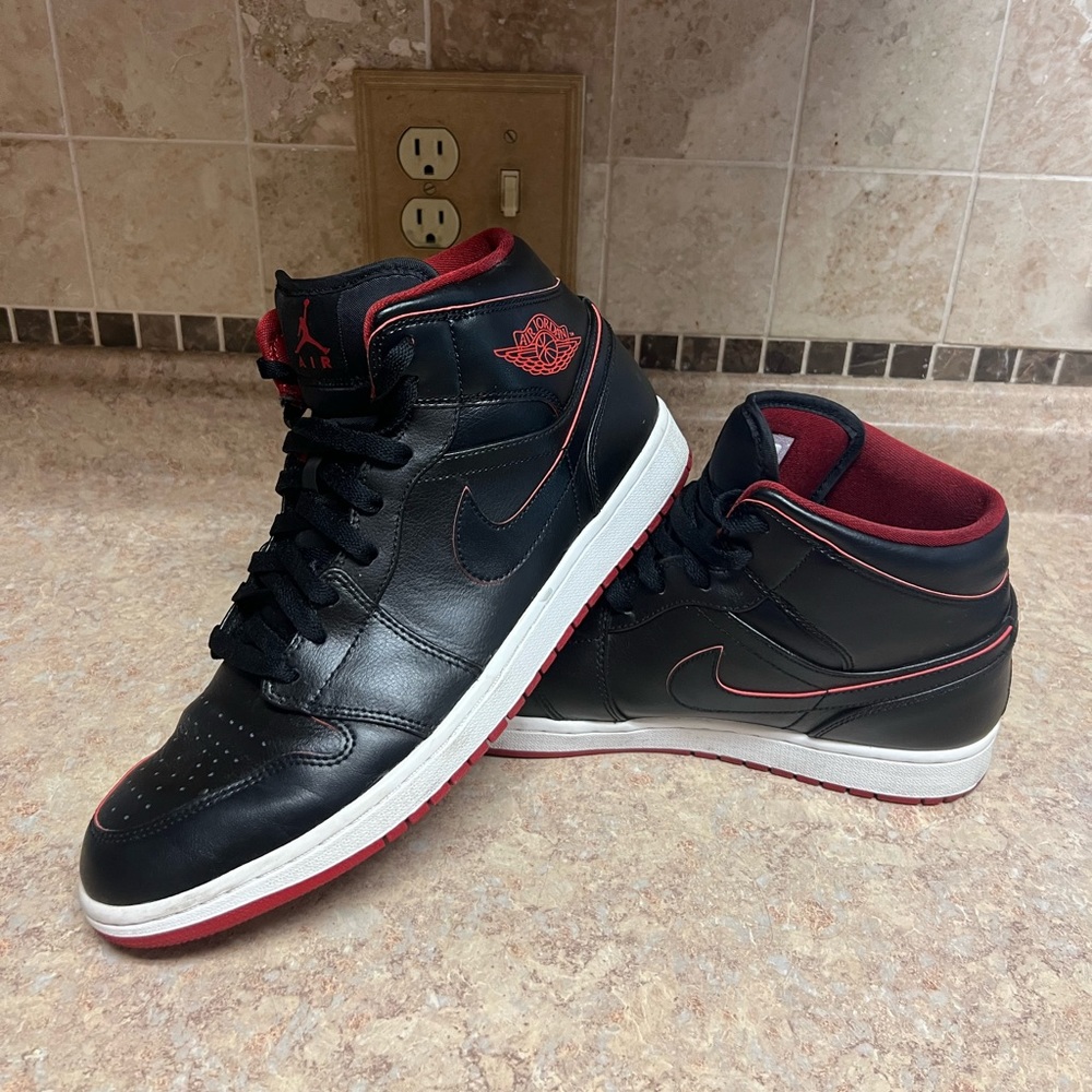Air Jordan 1 Retro Mid Black & Red